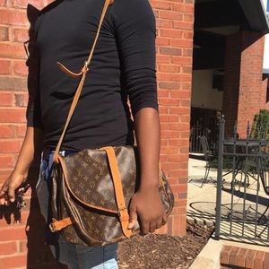 Louis Vuitton Saumur Monogram-messenger bag